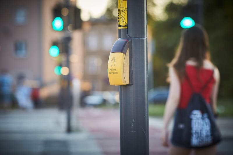 Pierwszeństwo pieszego poza przejściem: zasada 100 metrów, której mało kto zna