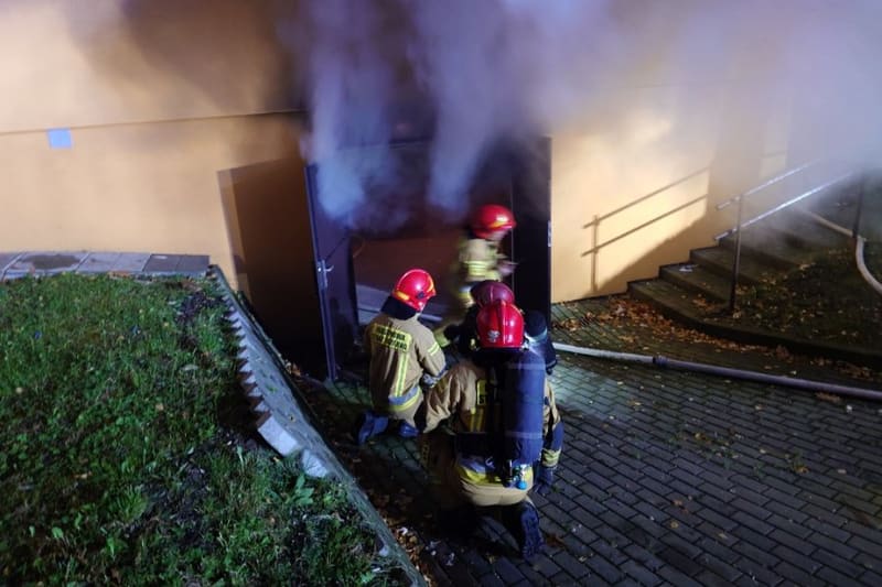 Pożar śmietnika na osiedlu Beskidzkim: strażacy gaszą, duże zadymienie