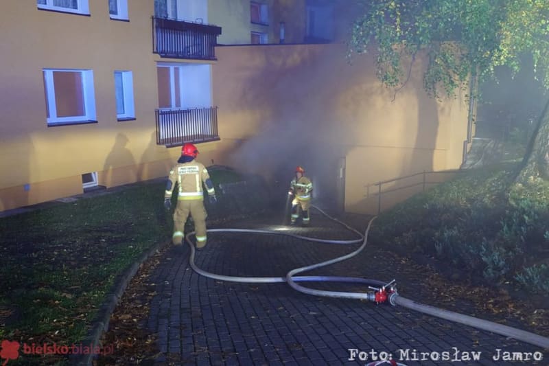 Pożar w piwnicy wieżowca w Bielsku-Białej: dwie osoby w szpitalu, zadymienie na osiedlu