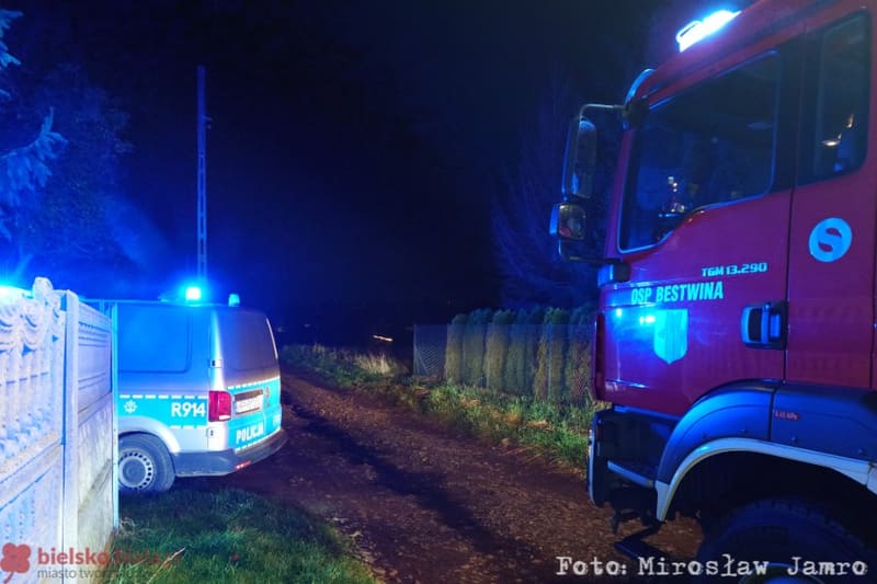 Pożar garażu w Bestwinie: policjanci uratowali dwóch osób, mężczyzna poparzony