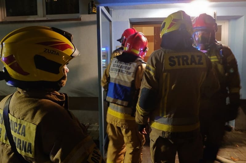 Pożar mieszkania w Bielsku-Białej: mężczyzna uratowany i przewieziony do szpitala w stanie krytycznym
