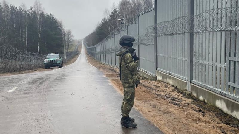 Sąd wojskowy uniewinnił podporucznika, który przypadkowo postrzelił migranta na granicy