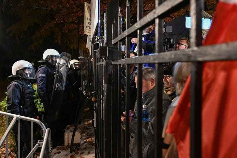 Policja zatrzymała trzy osoby, które przez ogrodzenie dostały się na teren Trybunału