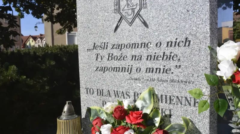 Uroczystości upamiętniające Sybiraków w Strzegomiu, złożono wieńce pod pomnikiem