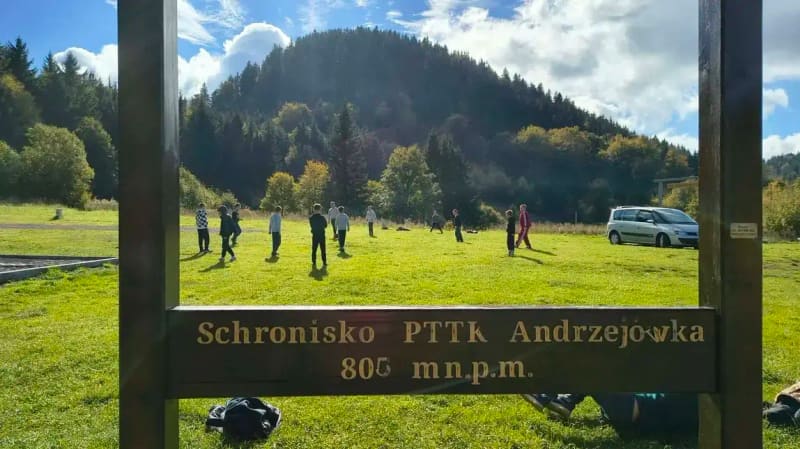 Uczniowie PSP z Kostrzy zdobyli Waligorę – najwyższy szczyt Gór Kamiennych