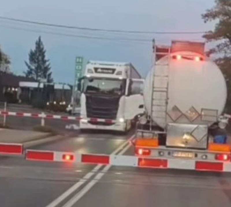 Świadek pomógł kierowcy cysterny uwięzionej na torach w Poznaniu, zanim nadjechał pociąg