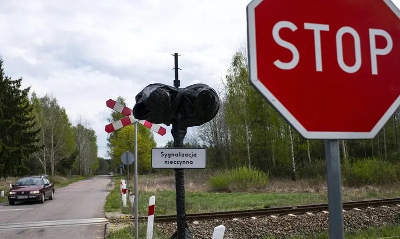 Rząd zaostrza kary za przejazdy kolejowe: utrata prawa jazdy za czerwone światło
