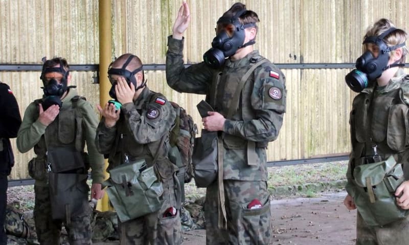Rozwój Plus proponuje powszechne szkolenie wojskowe po maturze dla kobiet i mężczyzn