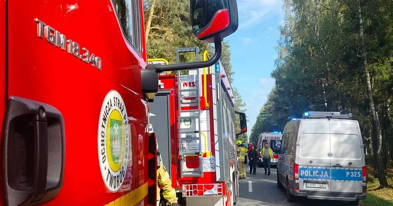 Wypadek na drodze wojewódzkiej nr 907, jedna osoba przewieziona do szpitala