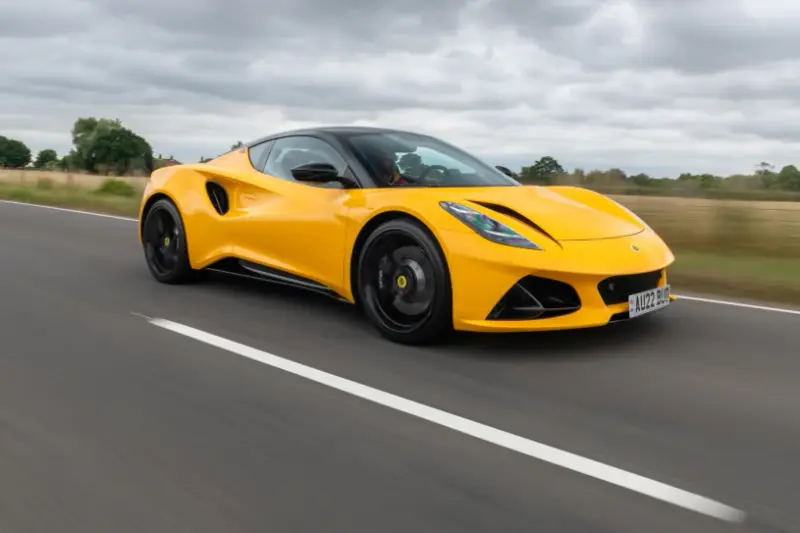 Lotus Emira wjechał do polskich salonów. Ceny startują od 496 tys. zł