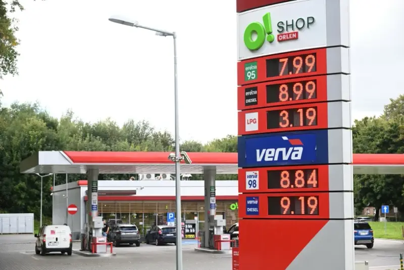 Autor tekstu krytykuje obwinianie prezydenta Nawrockiego za wysokie ceny paliw