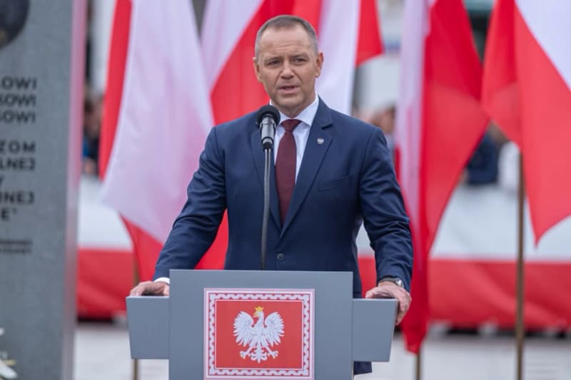 Sondaż: 46,5% Polaków źle ocenia prezydenta Nawrockiego, dominuje złość i duma