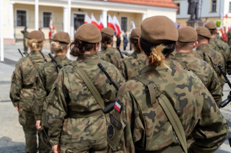 Polacy za szkoleniem wojskowym kobiet, ale rozchodzi się o formie
