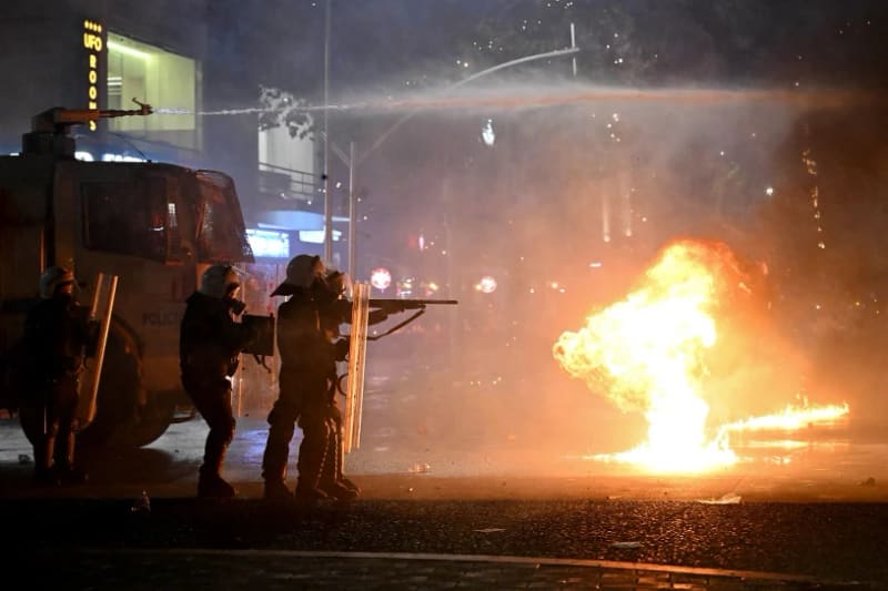 Zamieszki w Tiranie: demonstranci rzucali koktajle Mołotowa, policja użyła gazu