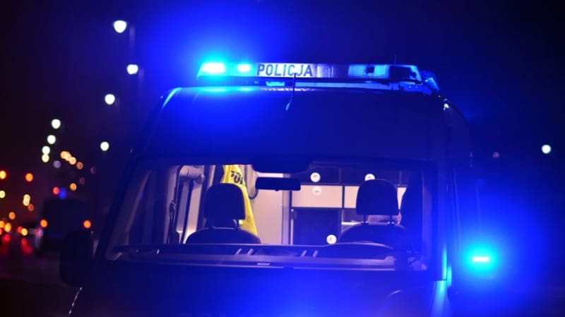 Całowe zderzenie autobusu z samochodem pod Krakowem: 4 ranni, droga zablokowana