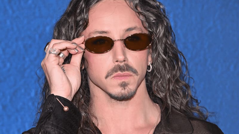 Michał Szpak zaskoczył niestandardowym strojem na premierze „Syrenka Picassa”