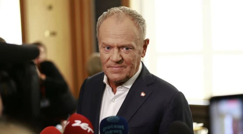 Premier zwołał pilną naradę ministrów po serii ataków w szkołach na Mazowszu