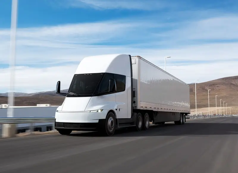 Tesla Semi wjeżdża do Europy, recenzent opisuje wrażenia z testu ciężarówki