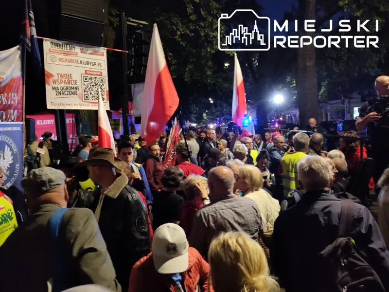 Zwolennicy PiS protestowali w Warszawie przeciw działaniom rządu wobec Trybunału