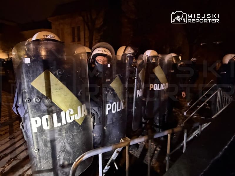 Przed Trybunałem Konstytucyjnym w Warszawie w policjantów poleciały niebezpieczne przedmioty