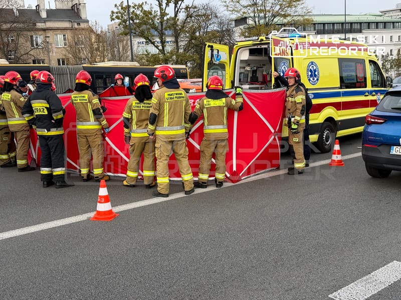 Kierowca Dacii zmarł w szpitalu po zderzeniu trzech aut na Trasie Łazienkowskiej