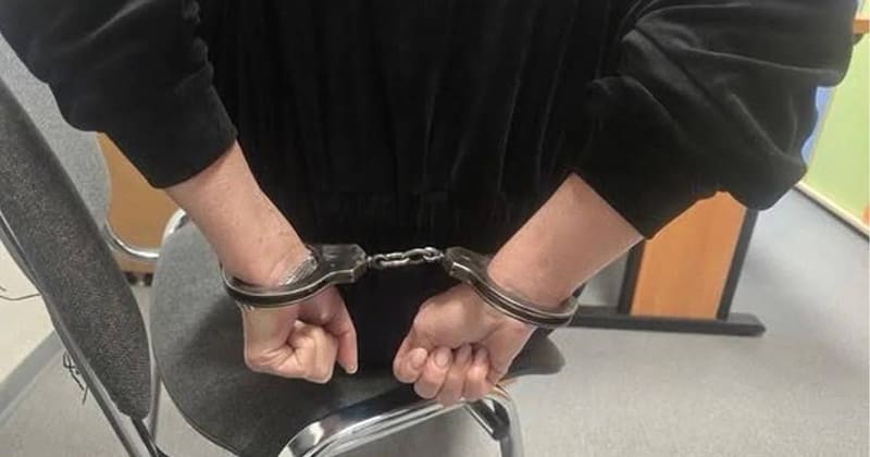 Policja zarzuca 39-latce kradzieże kosmetyków, w które miała wciągnąć 12-letnią córkę