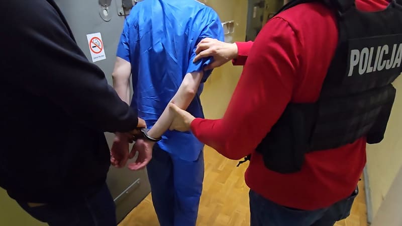 Pojemniki z cieczą i kablami przy przyłączu gazowym firmy w Elblągu. Działa policja