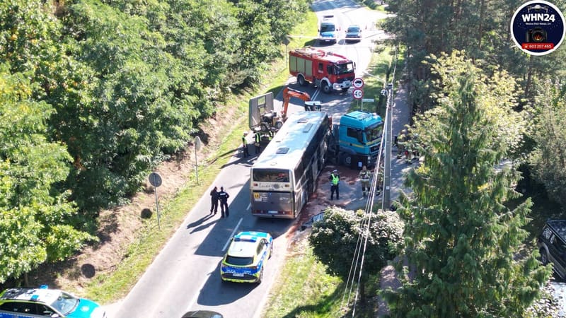 W Osowcu autokar wiozący 32 dzieci zderzył się z ciężarówką, jedenaścioro rannych