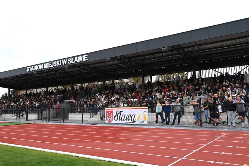 Derby Sławy: Kormoran wygrał 2:0 z Dąbem, na stadionie rodzinny piknik
