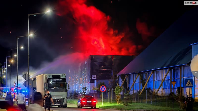 Pożar magazynu z elektroniką na strefie ekonomicznej w Słubicach