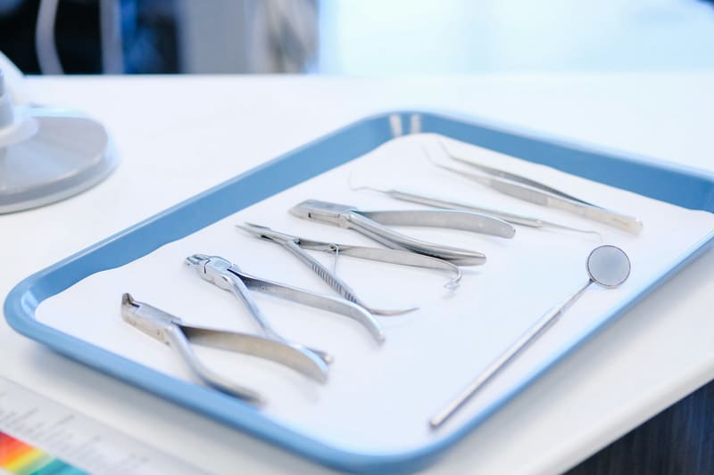Płyn SDF hamuje próchnicę bez wiercenia – pacjenci zadowoleni, dentysci sceptyczni