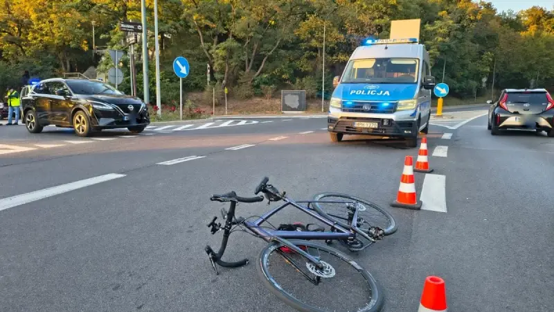 Rowerzysta zawracał, potrąciła go skoda. 48-latek trafił do szpitala