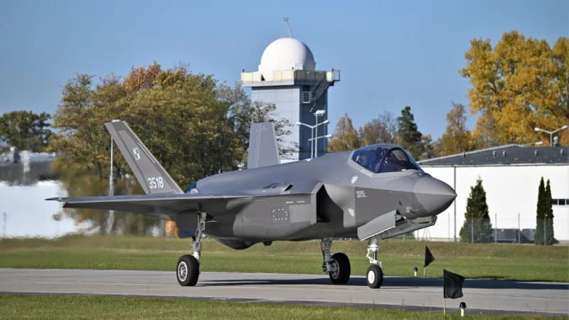 Z Włoch do Łasku przyleciał dziesiąty polski myśliwiec F-35A Husarz