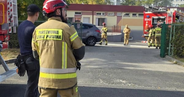 Dzieci i opiekunowie opuścili Przedszkole nr 15 w Stalowej Woli z powodu pożaru