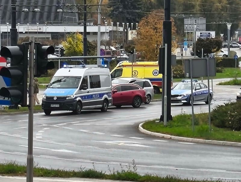 Na rondzie przy Gali w Lublinie zderzyły się dwa samochody, jedna osoba poszkodowana