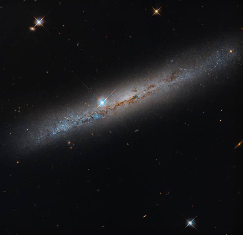 Hubble uwieńczył galaktykę NGC 1827 z krawędzi: 37 mln lat świetlnych w Gwiazdozbiorze Gołębia