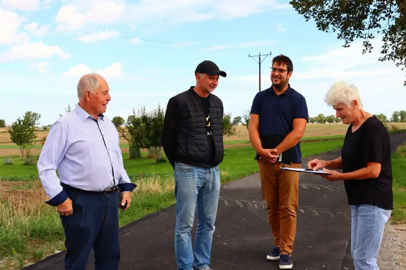 Zakończono przebudowę drogi gminnej w Różanie – podpisano protokół odbioru