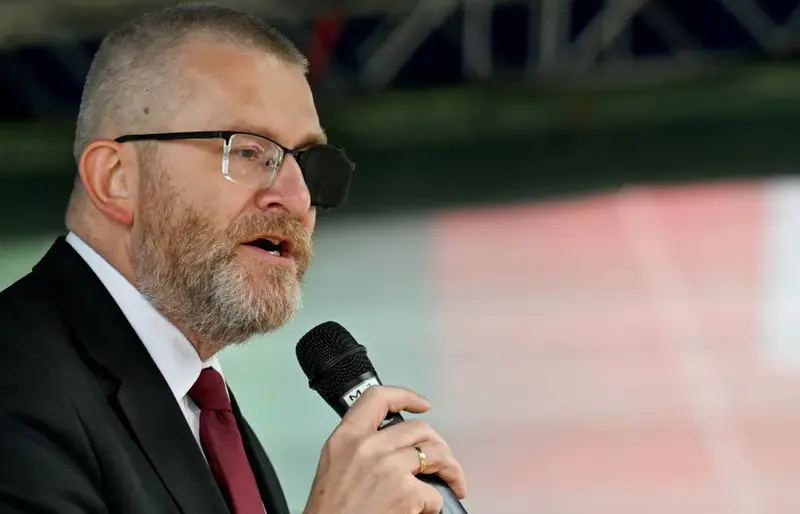 Europosłowie w Strasburgu odebrali Grzegorzowi Braunowi immunitet